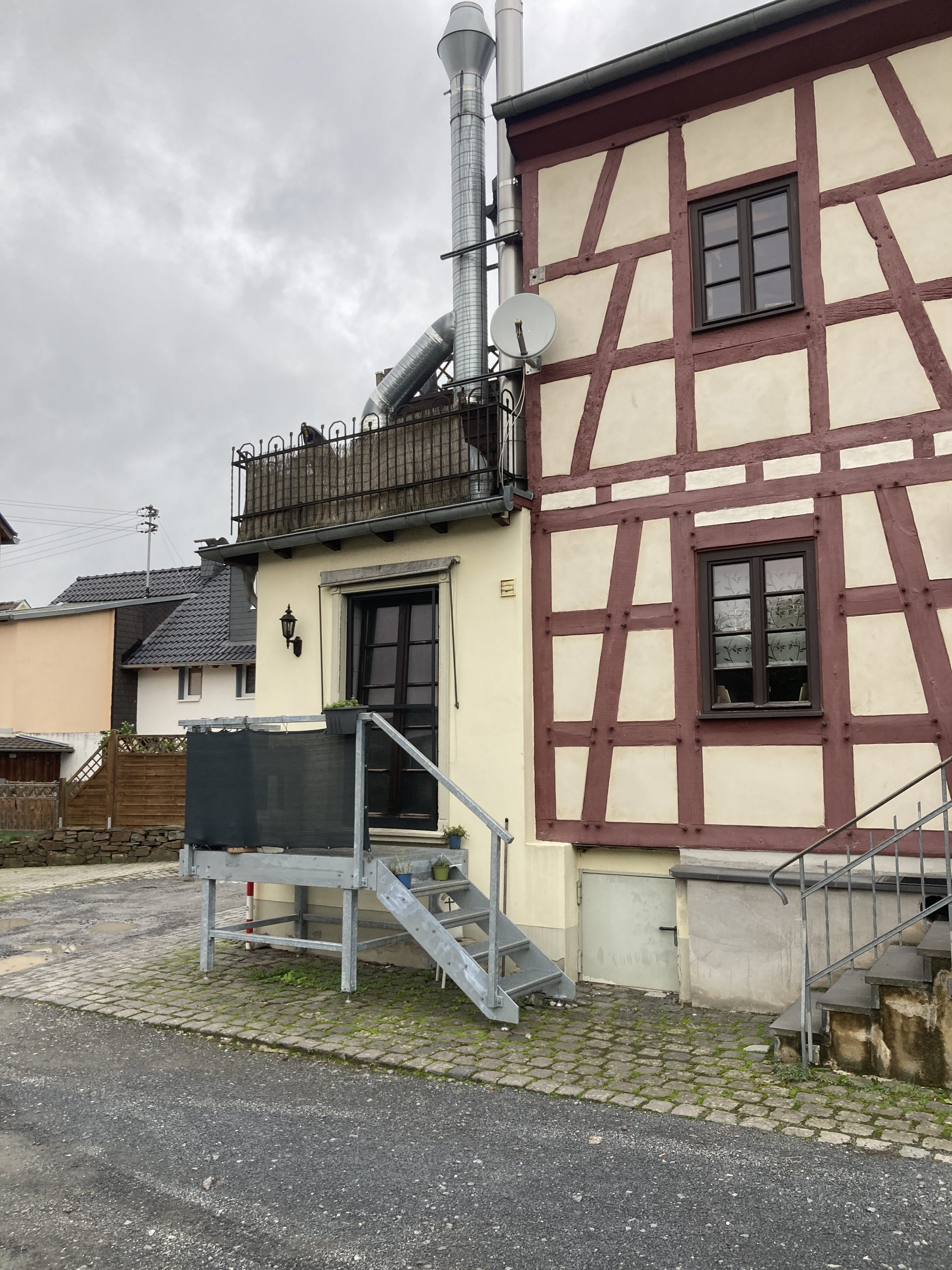 Sanierung der Fassade eines Fachwerkhauses „Dreigiebelhaus“