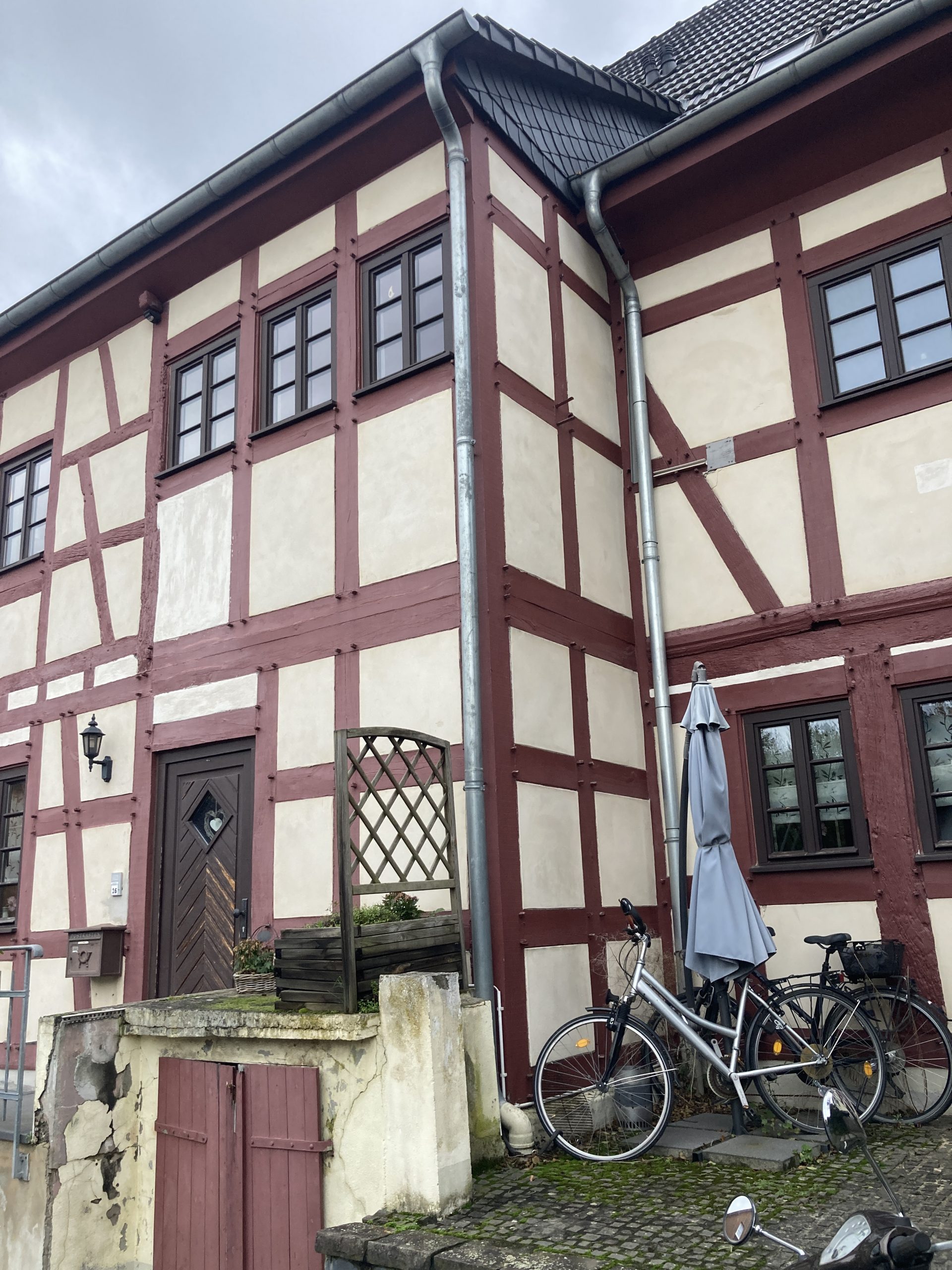 Sanierung der Fassade eines Fachwerkhauses „Dreigiebelhaus“
