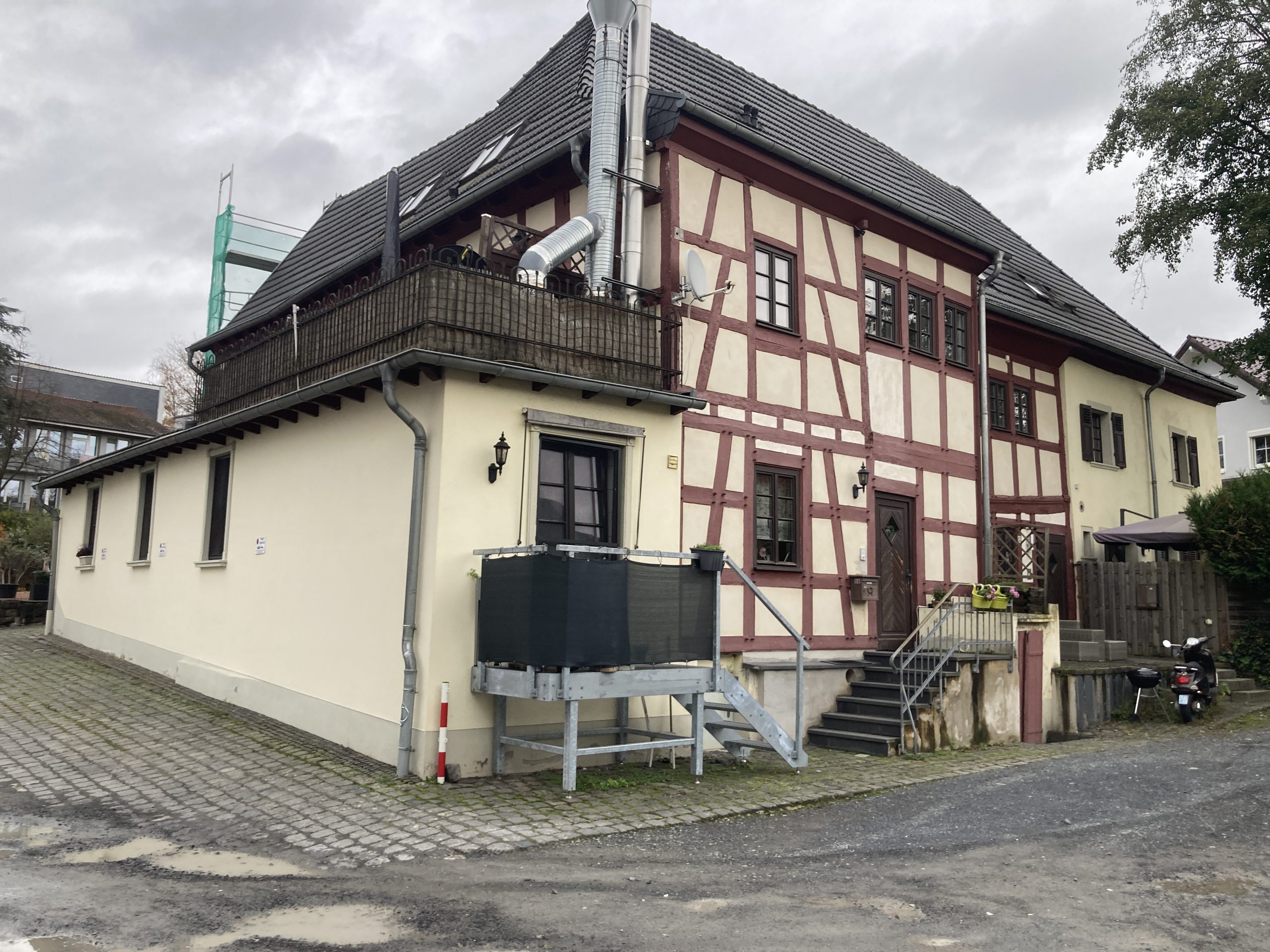 Sanierung der Fassade eines Fachwerkhauses „Dreigiebelhaus“