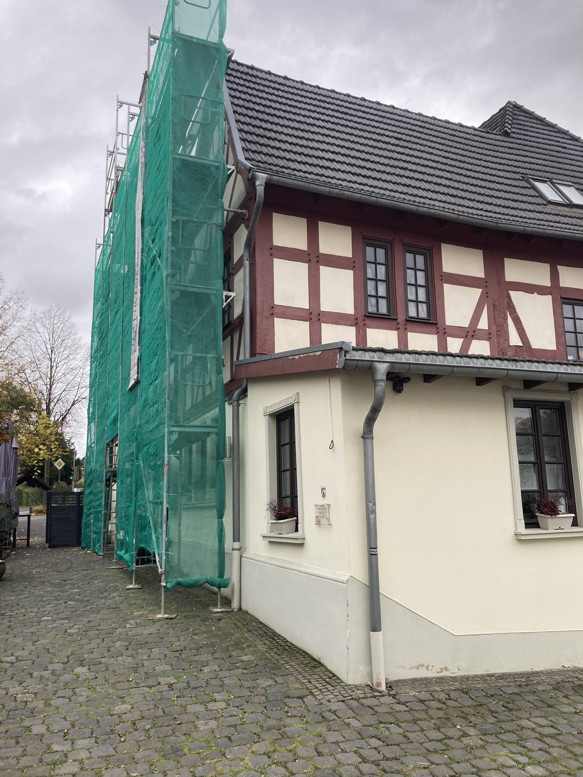 Sanierung der Fassade eines Fachwerkhauses „Dreigiebelhaus“