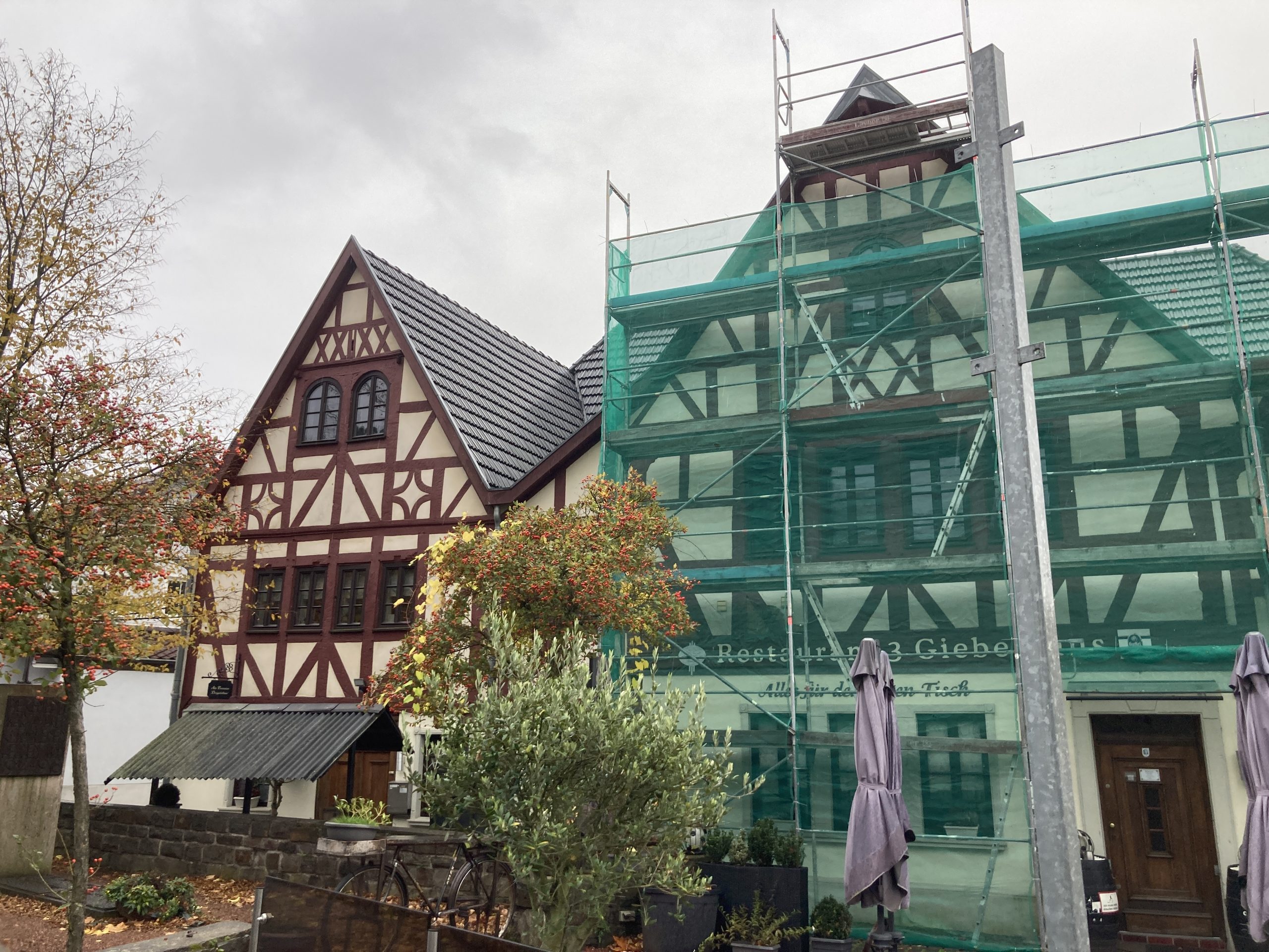 Sanierung der Fassade eines Fachwerkhauses „Dreigiebelhaus“