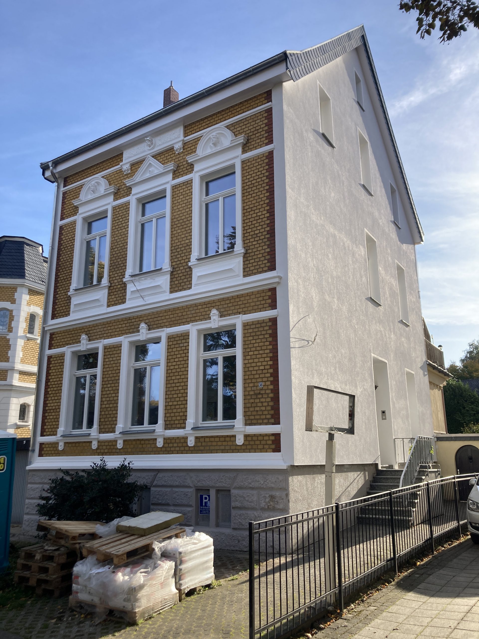 Sanierung des Bestands, Errichtung eines Anbaus
