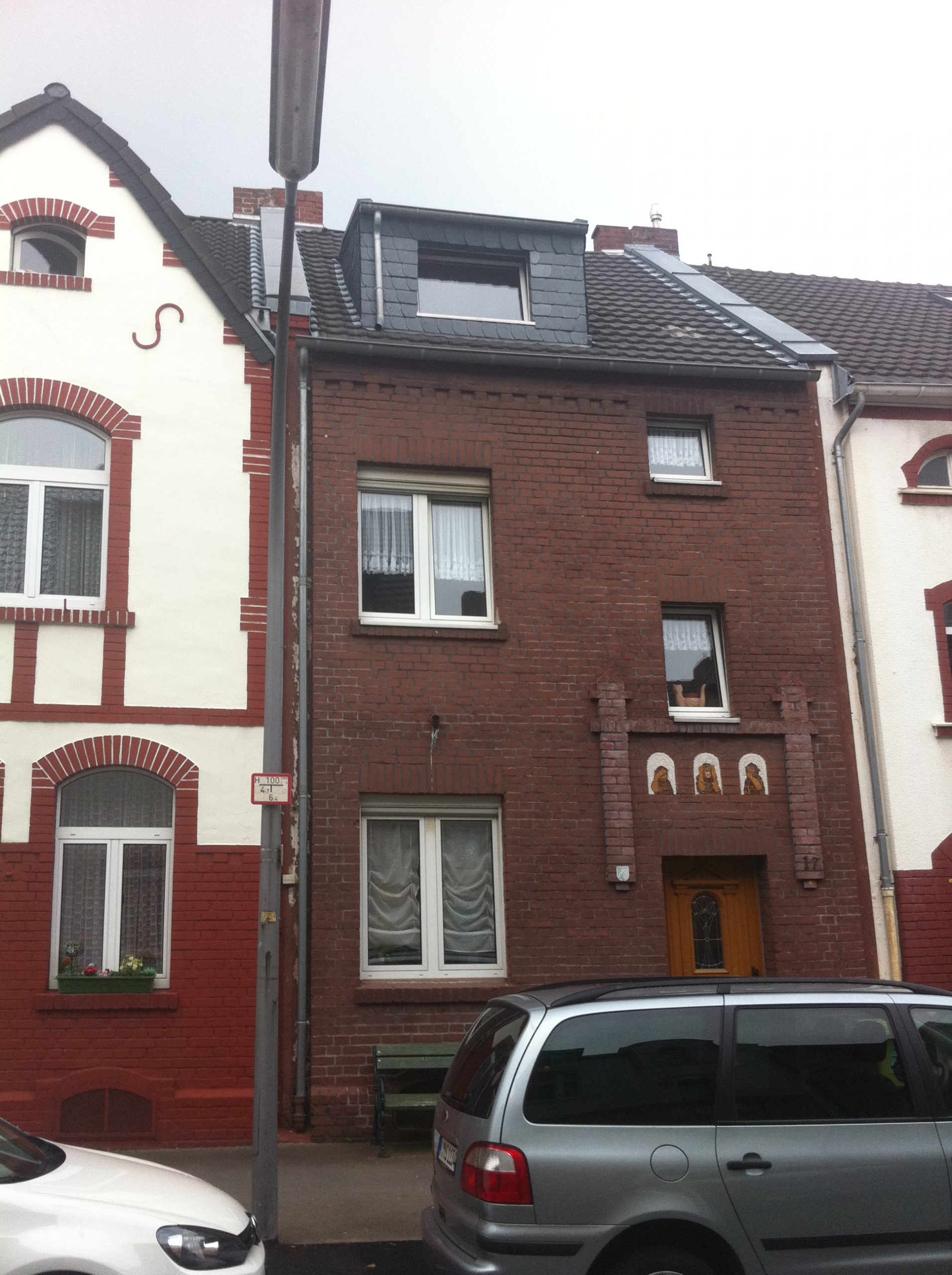 Umbau eines denkmalgeschützten Reihenhauses und Neugestaltung der Fassade